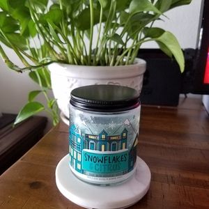 Single wick Bath & Body Works Snowflake and citrus